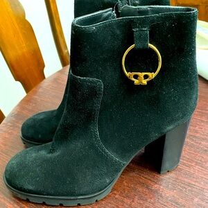 Tory Burch Black Suede Sofia Lug Sole Logo Charm Ankle Boots - Size 9